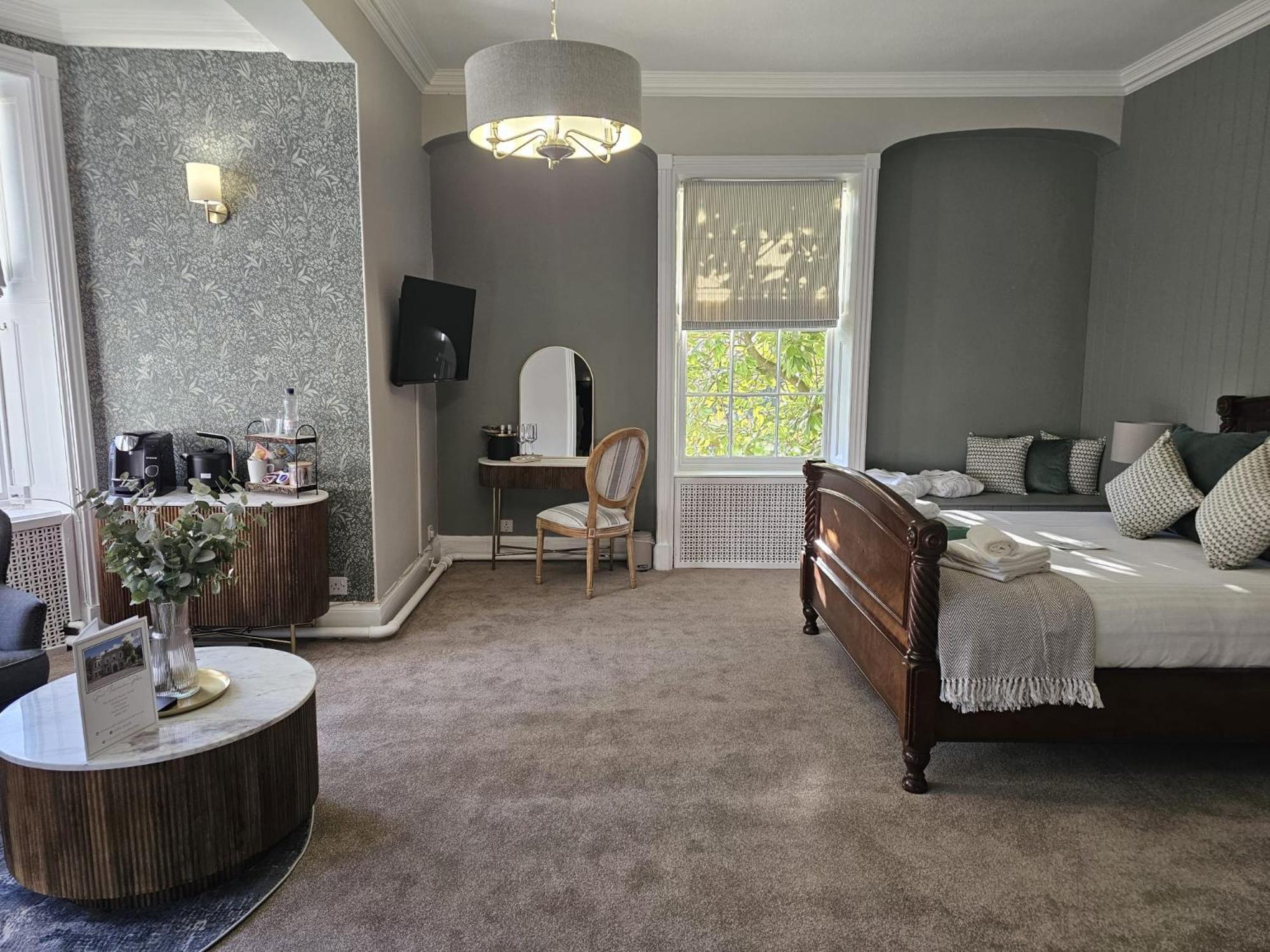 Woodland Manor Hotel
